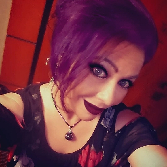 Meet your Posher, Nicole - Picture 1 of 1